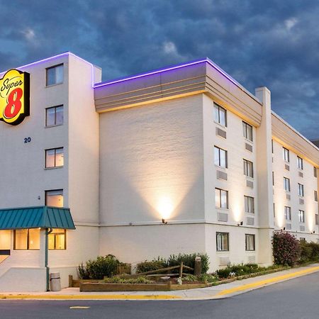 Super 8 By Wyndham Frederick Hotel Exterior photo