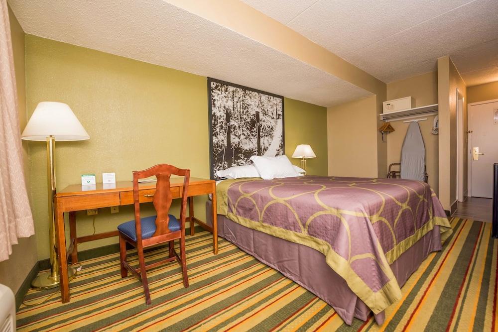 Super 8 By Wyndham Frederick Hotel Exterior photo