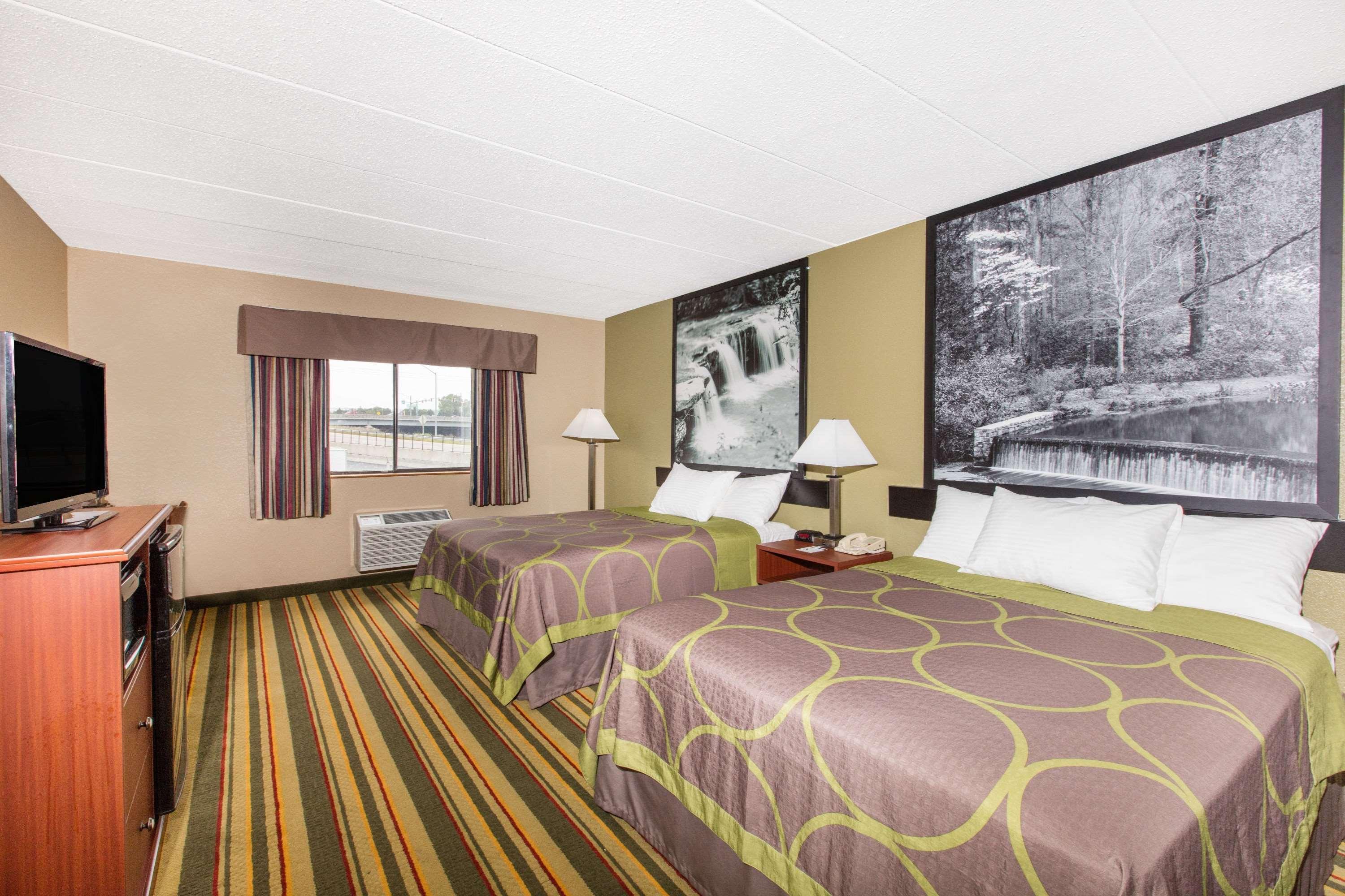 Super 8 By Wyndham Frederick Hotel Exterior photo