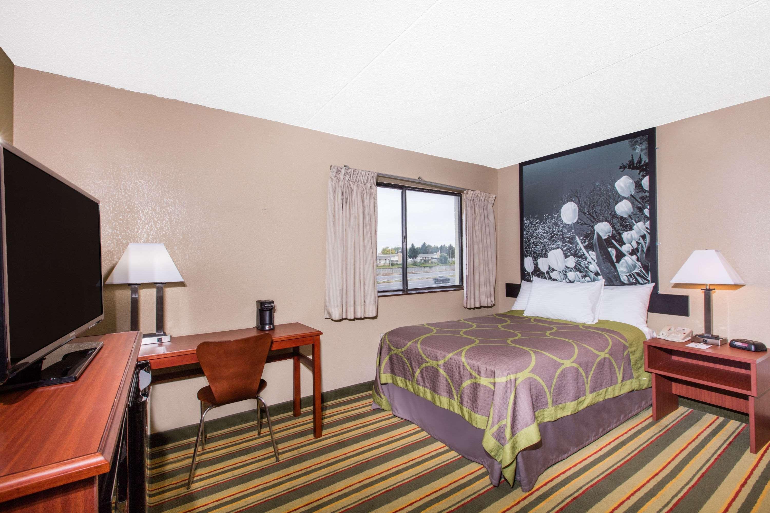 Super 8 By Wyndham Frederick Hotel Exterior photo