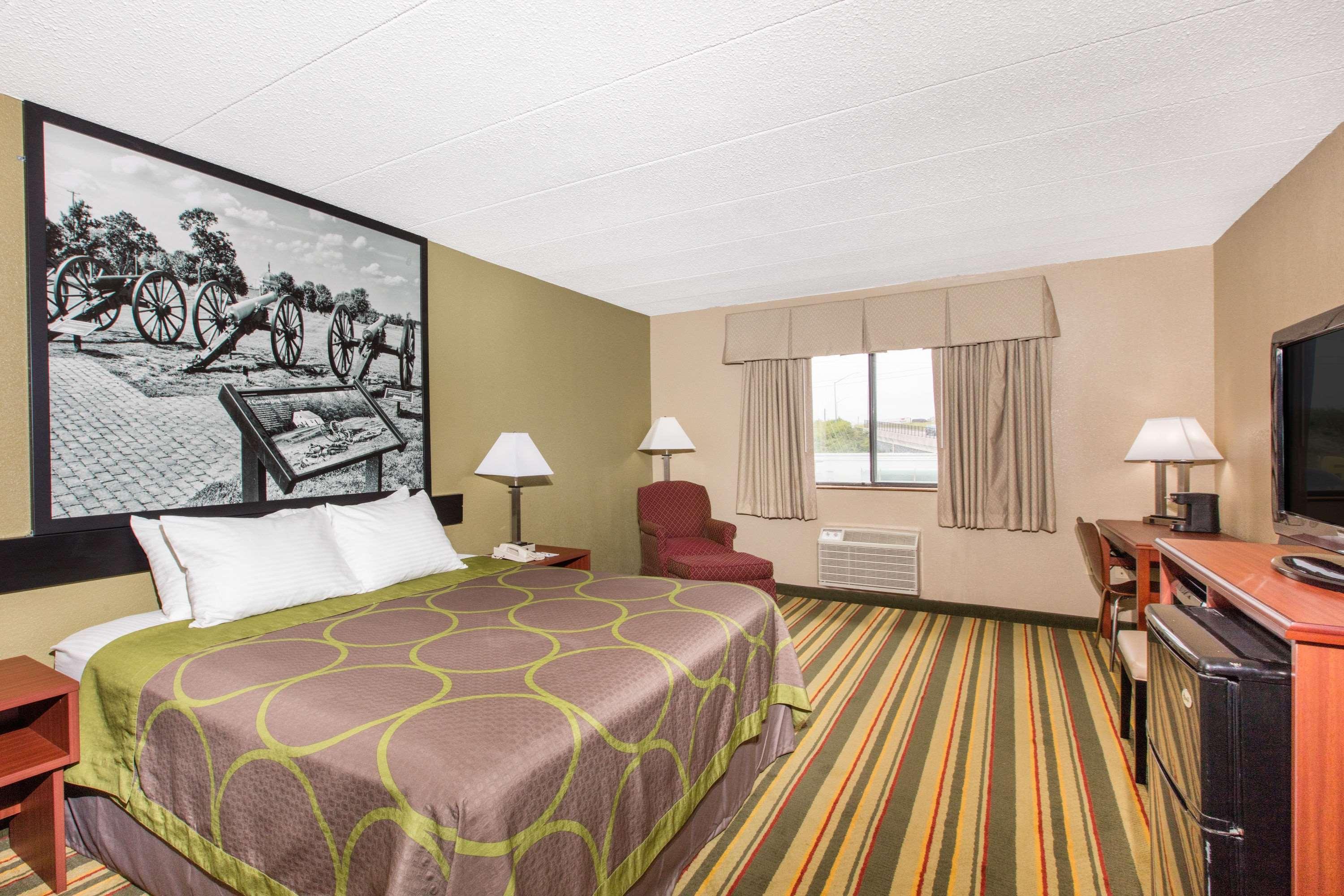 Super 8 By Wyndham Frederick Hotel Exterior photo