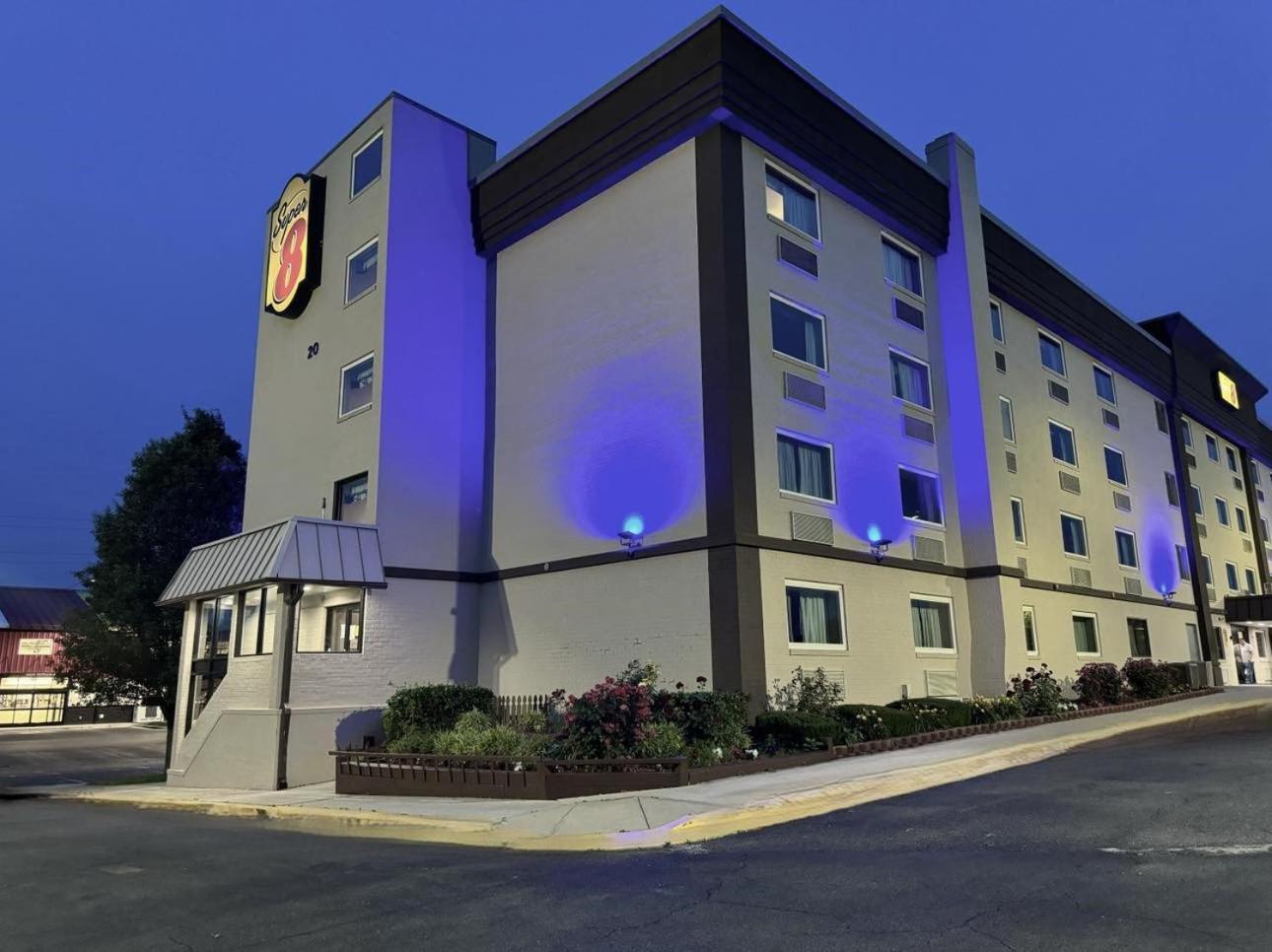 Super 8 By Wyndham Frederick Hotel Exterior photo