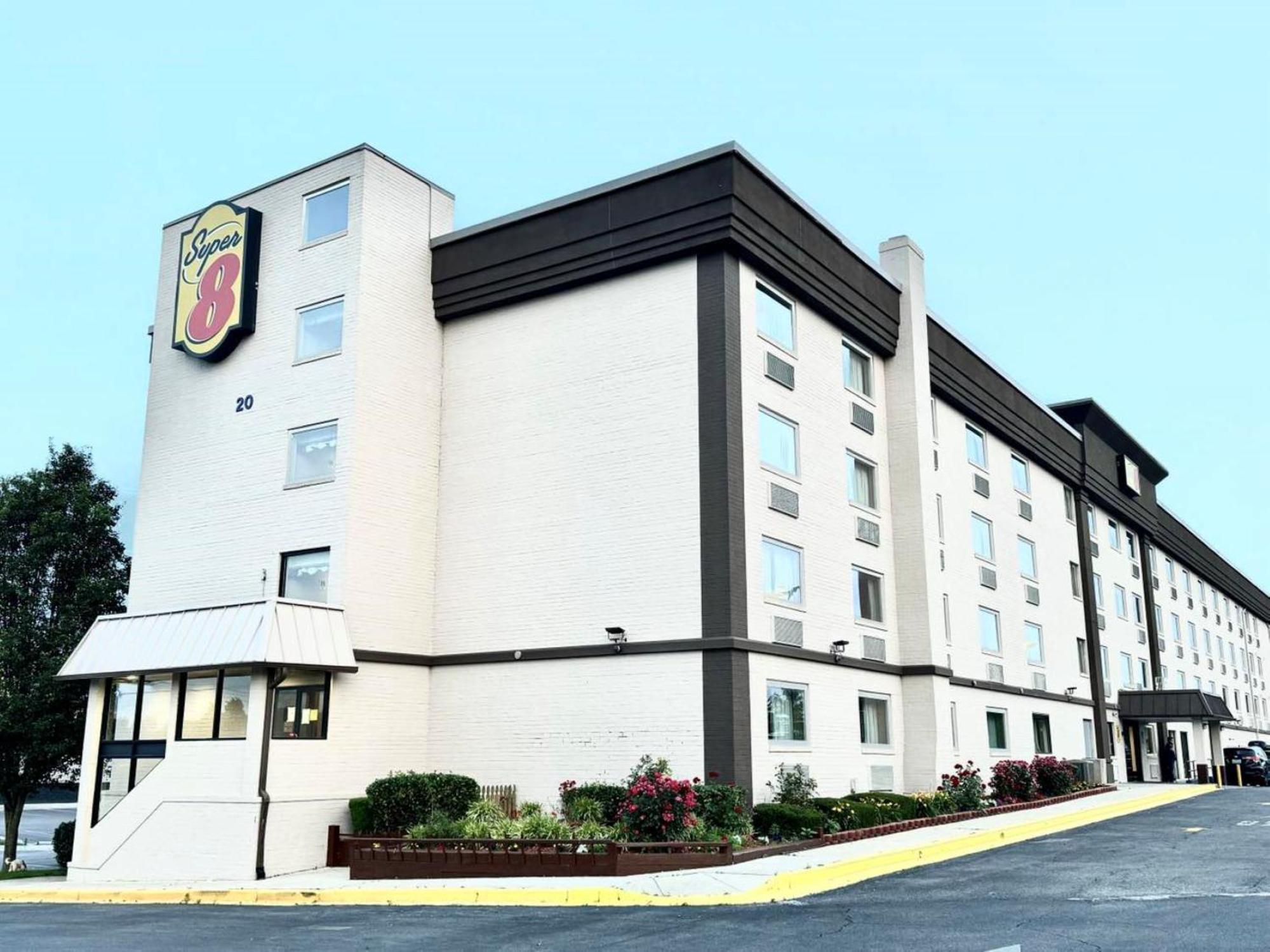 Super 8 By Wyndham Frederick Hotel Exterior photo