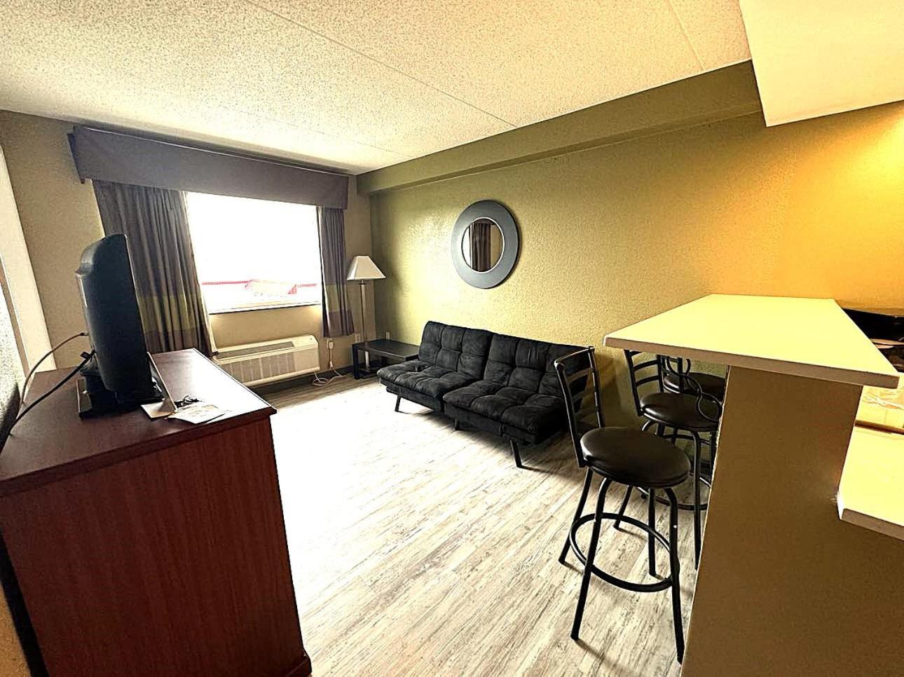 Super 8 By Wyndham Frederick Hotel Exterior photo