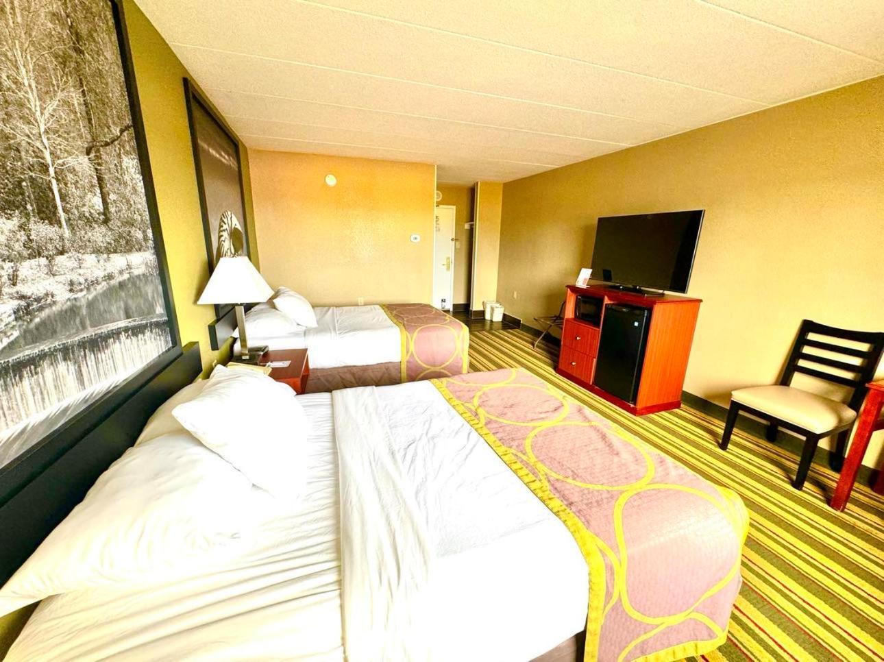 Super 8 By Wyndham Frederick Hotel Exterior photo
