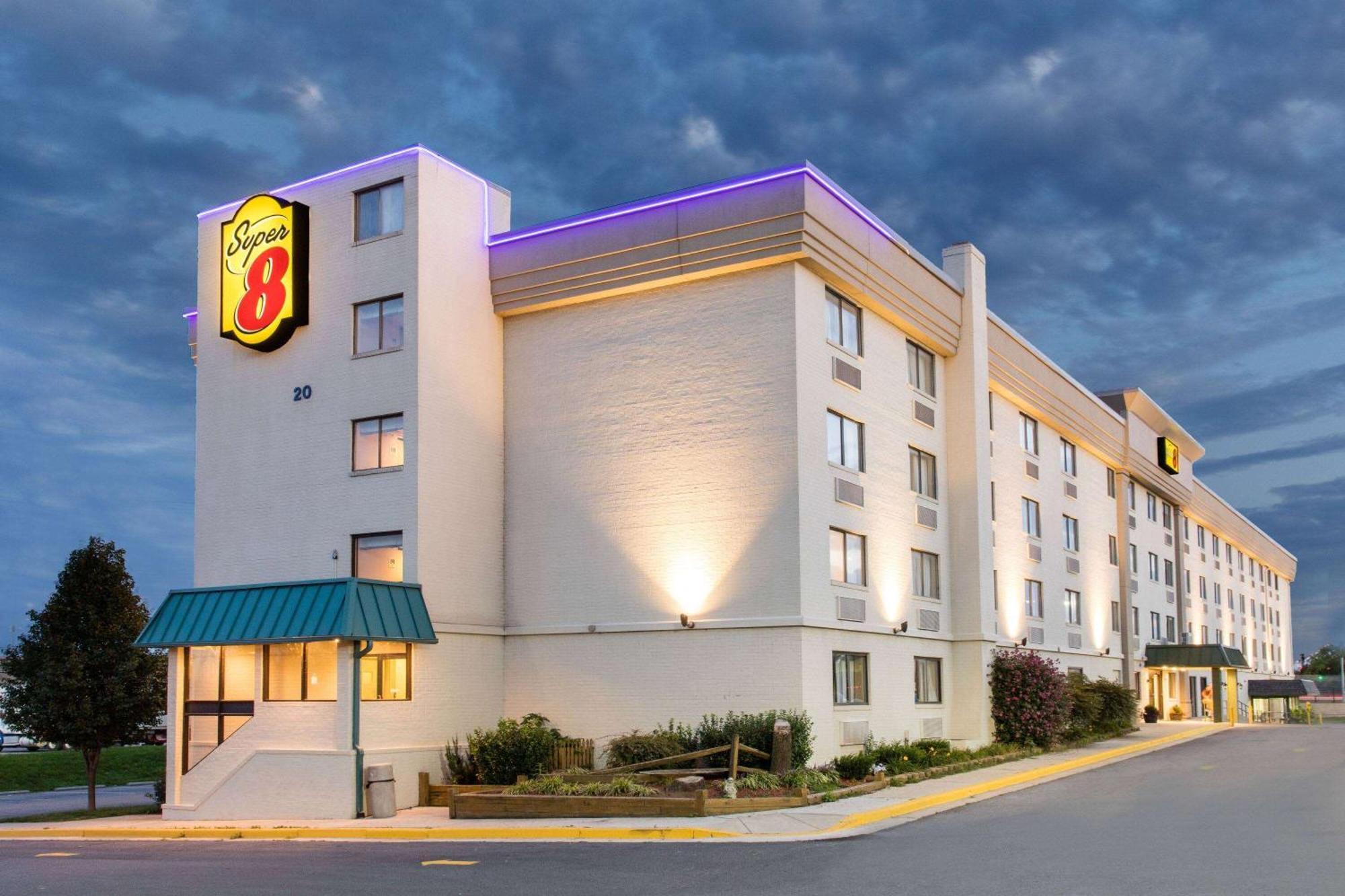 Super 8 By Wyndham Frederick Hotel Exterior photo