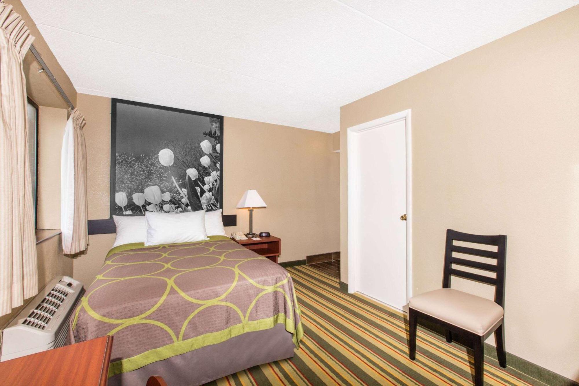 Super 8 By Wyndham Frederick Hotel Exterior photo