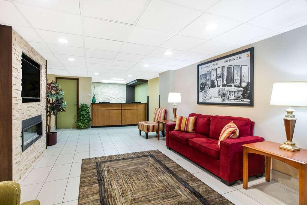 Super 8 By Wyndham Frederick Hotel Interior photo
