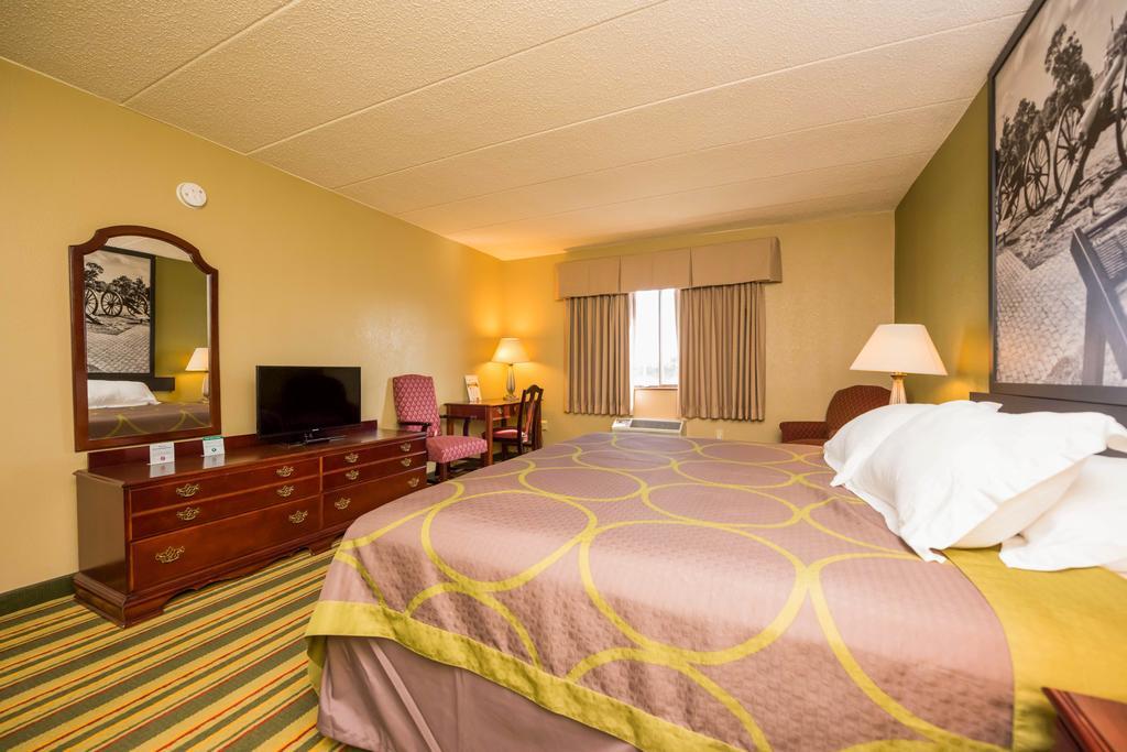 Super 8 By Wyndham Frederick Hotel Exterior photo
