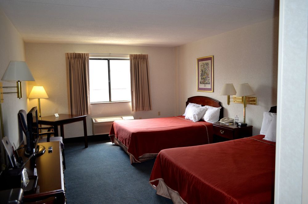 Super 8 By Wyndham Frederick Hotel Exterior photo