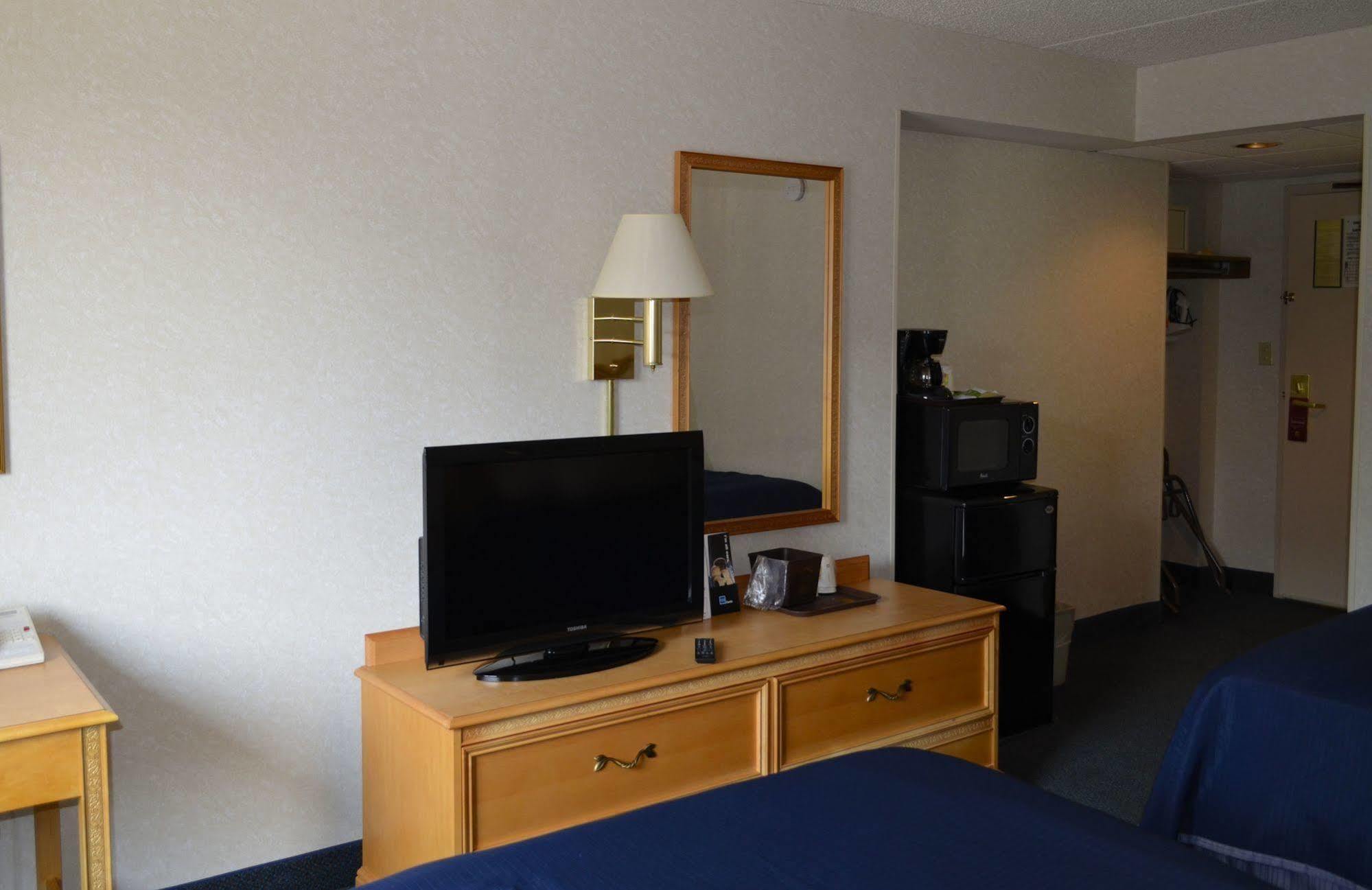 Super 8 By Wyndham Frederick Hotel Exterior photo