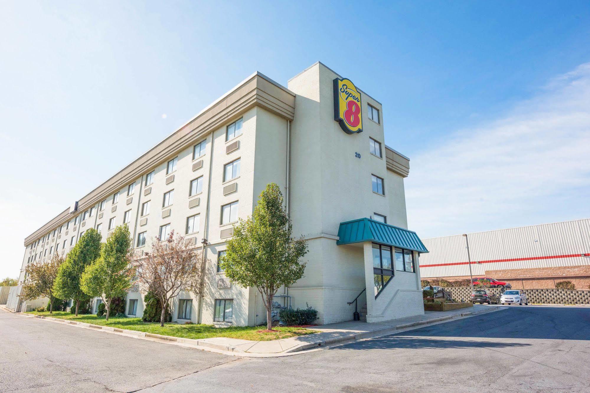 Super 8 By Wyndham Frederick Hotel Exterior photo