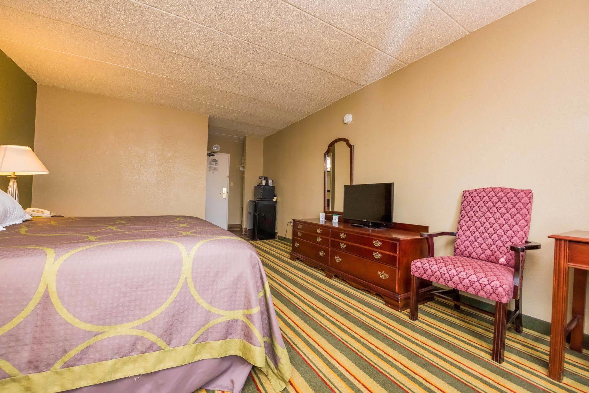 Super 8 By Wyndham Frederick Hotel Exterior photo