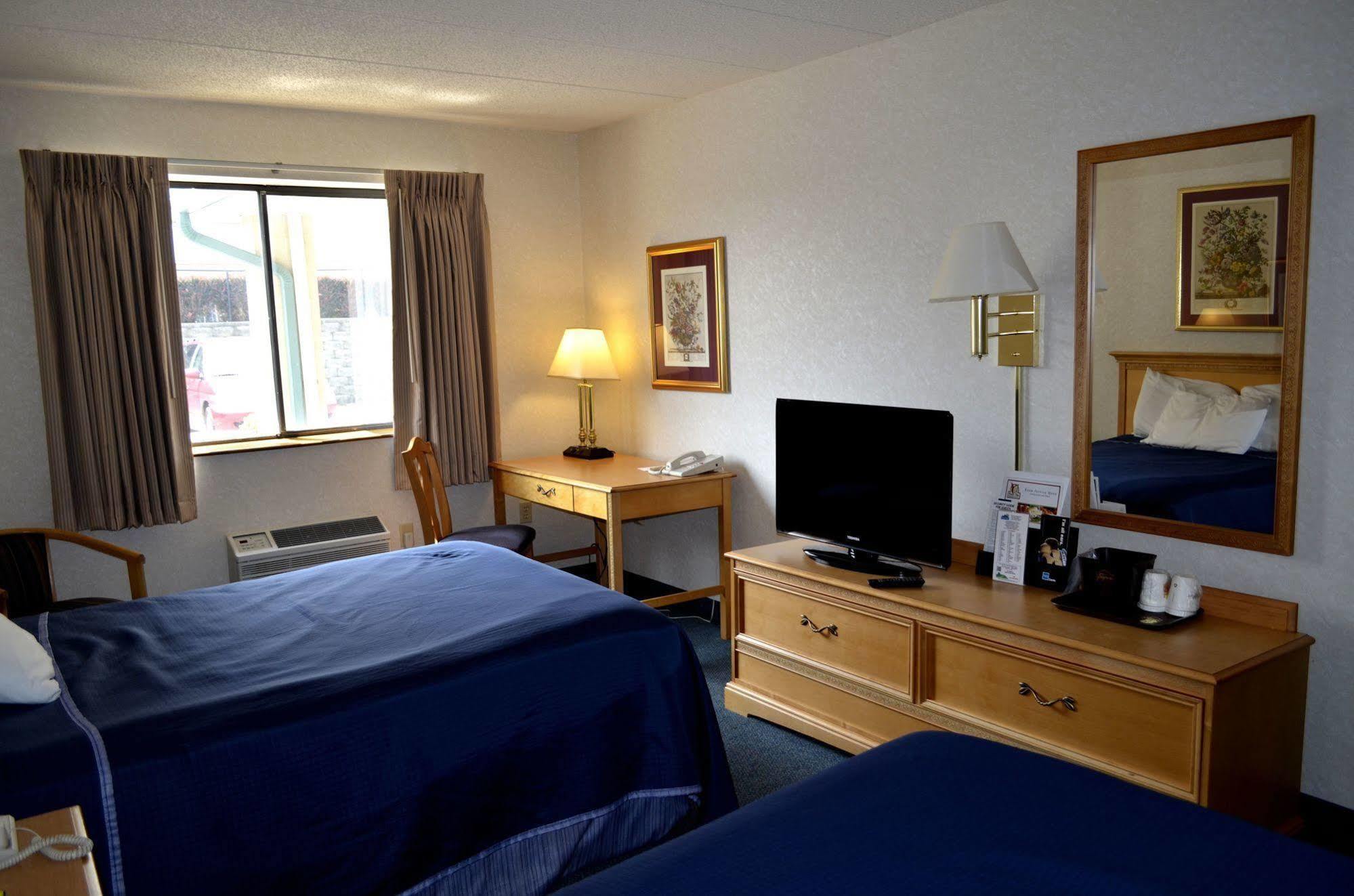 Super 8 By Wyndham Frederick Hotel Exterior photo