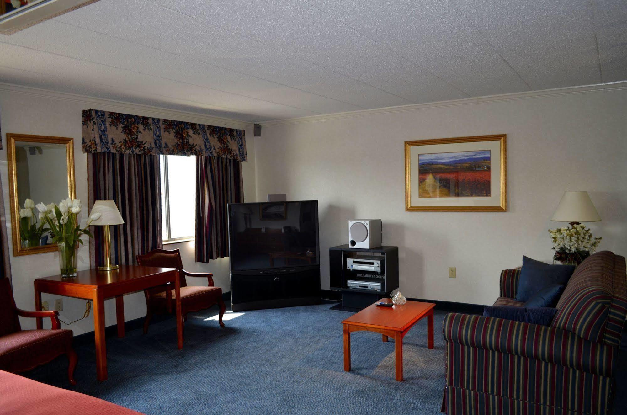 Super 8 By Wyndham Frederick Hotel Exterior photo