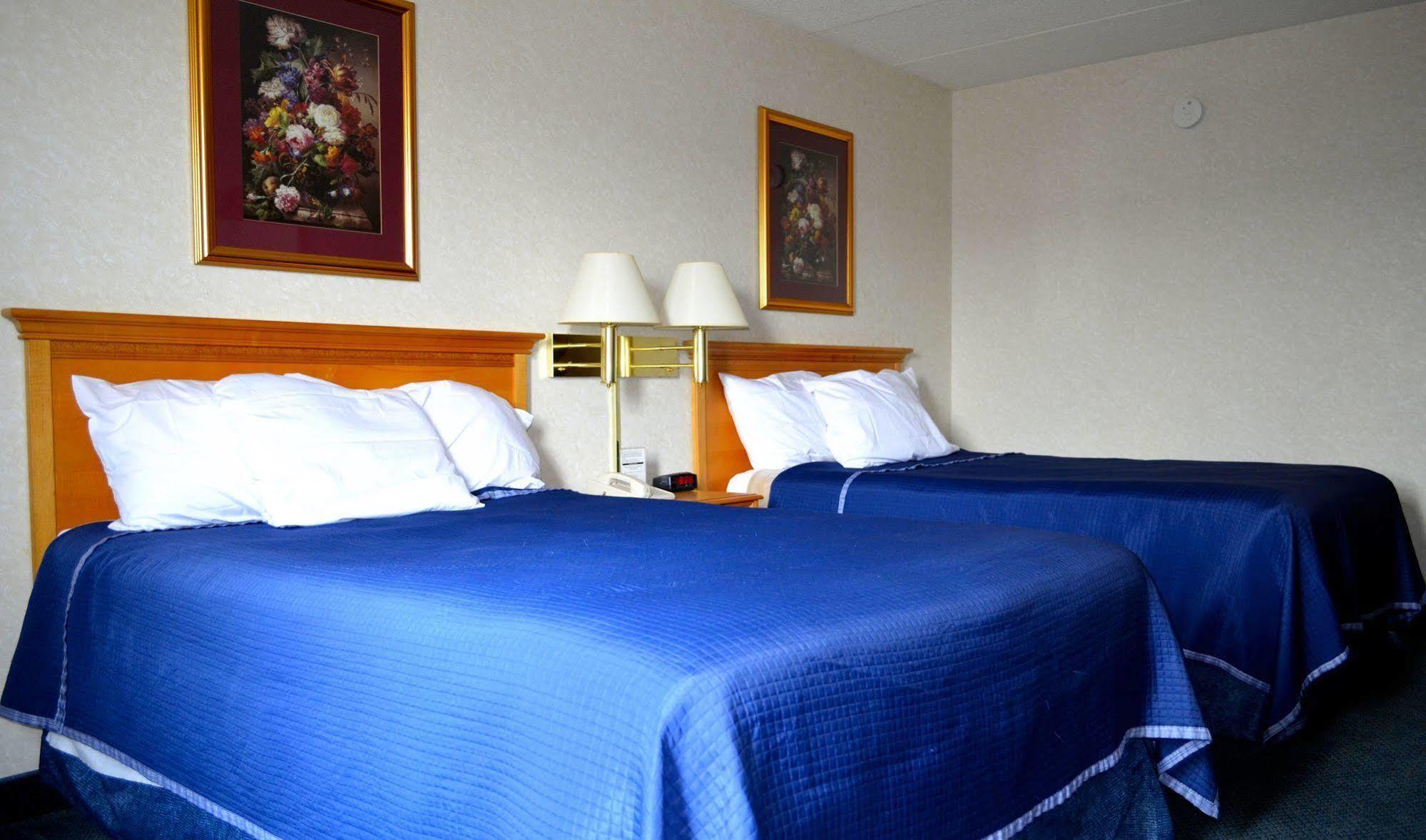 Super 8 By Wyndham Frederick Hotel Exterior photo