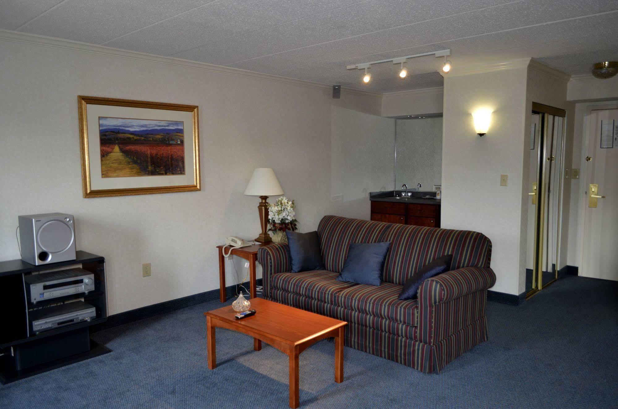 Super 8 By Wyndham Frederick Hotel Exterior photo