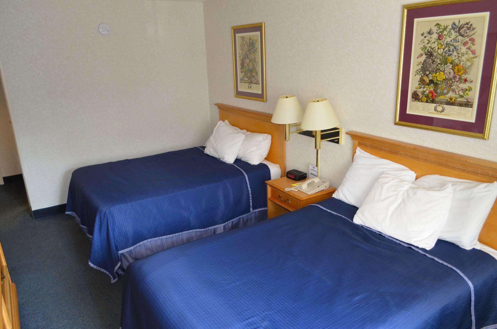 Super 8 By Wyndham Frederick Hotel Exterior photo