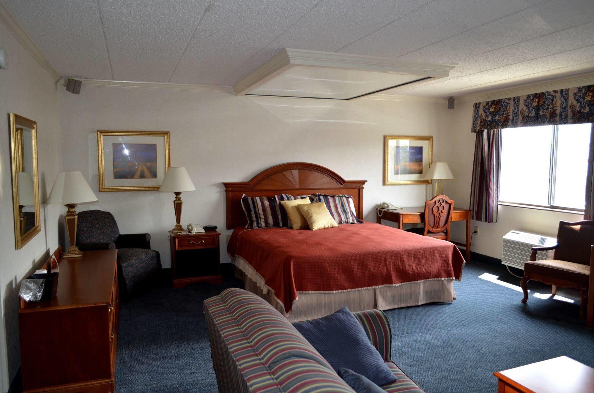 Super 8 By Wyndham Frederick Hotel Exterior photo